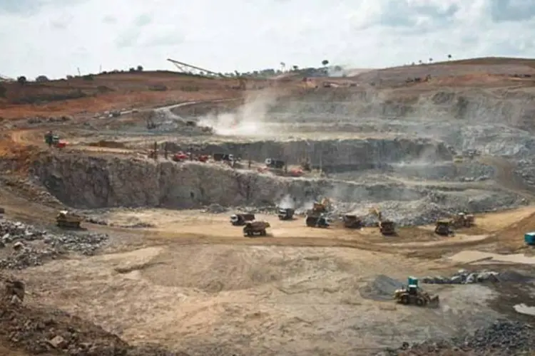 
	Caminh&otilde;es trabalham em obra da barragem principal de Belo Monte: a licita&ccedil;&atilde;o, realizada em 7 de fevereiro, foi vencida pelo cons&oacute;rcio IE Belo Monte
 (Germano Lüders/EXAME.com)