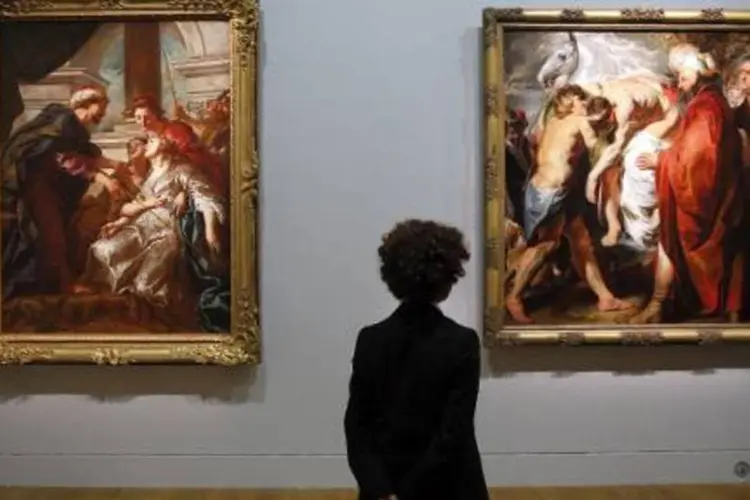 Obras em exposição no Louvre de Paris: seleção de obras que cobrem todas as épocas e quase todas as regiões do mundo será apresentada ao público (François Guillot/AFP)
