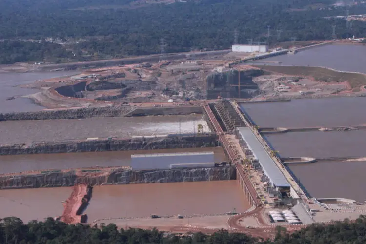 Obras da usina hidrelétrica de Santo Antônio, no rio Madeira em Rondônia, em agosto de 2013 (Divulgação/PAC)