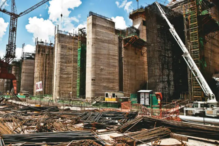 Obras na usina de Jirau, em Rondônia: com investimento previsto de R$ 8,7 bilhões, a hidrelétrica começará a operar a partir de março de 2012  (Cristiano Mariz/EXAME.com)