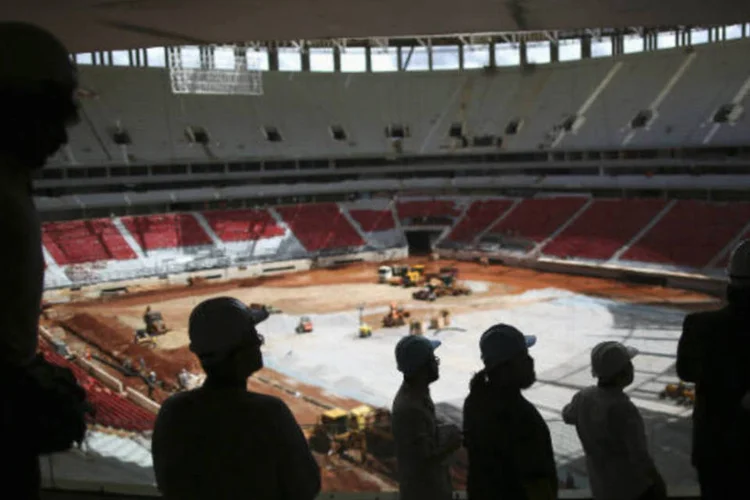 
	Obras no Est&aacute;dio Nacional de Bras&iacute;lia: inicialmente, a abertura da arena estava marcada para o pr&oacute;ximo domingo, dia 21, mas o novo prazo agora &eacute; 18 de maio
 (REUTERS/Ueslei Marcelino)