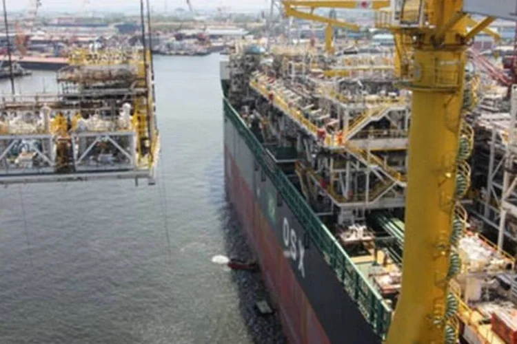 
	Obras da OSX em maio de 2011: a plataforma de armazenamento e descarregamento, produtor flutuante OSX-3 ou FPSO, constru&iacute;da pela Modec, foi avaliada em US$800 milh&otilde;es.
 (Divulgação)