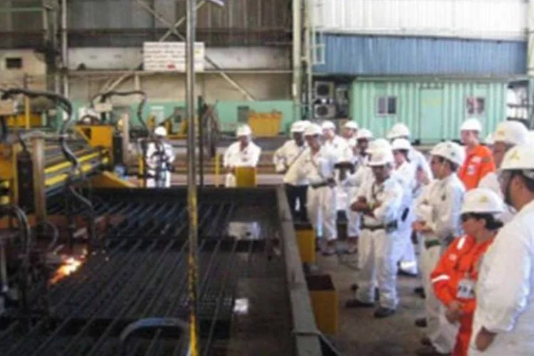 Obras de um navio da OSX em abril de 2011 (Divulgação)