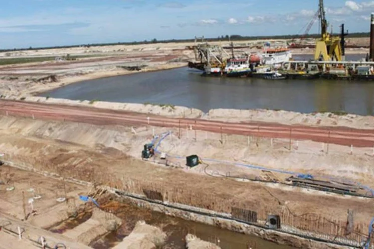 
	Obras do estaleiro da OSX, em S&atilde;o Jo&atilde;o da Barra: a empresa apresenta um patrim&ocirc;nio l&iacute;quido de R$ 3,9 milh&otilde;es contra um valor de mercado de pouco mais de R$ 215 mil
 (Divulgação)