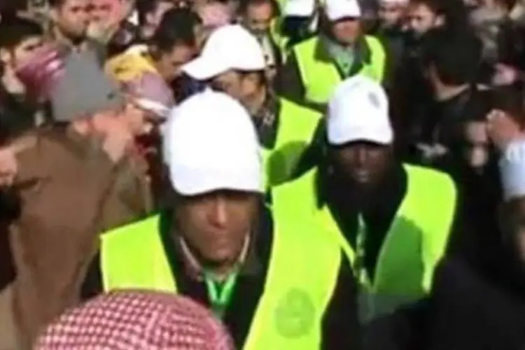 Observadores da Liga Árabe, em meio a uma manifestação, na cidade de Idlib na Síria, segundo um vídeo do Youtube (YouTube/AFP)