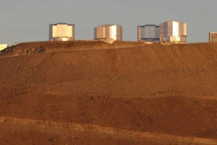 O Observatório de Paranal é um complexo científico que conta com uma dezena de telescópios e um exército de astrônomos (Wikimedia Commons)