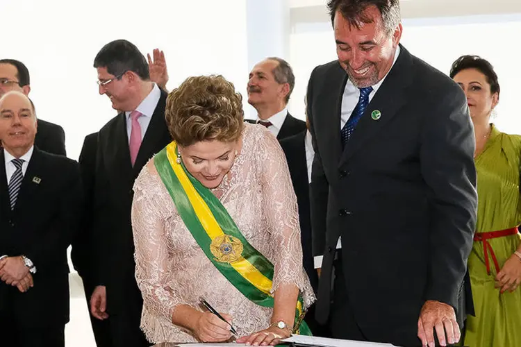 
	Gilberto Occhi e Dilma: Occhi rejeitou hip&oacute;tese de haver uma substitui&ccedil;&atilde;o dele por Aguinaldo Ribeiro
 (Roberto Stuckert Filho/PR)