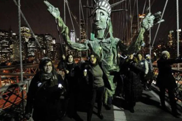 Integrantes do OWS exibem um boneco da Estátua da Liberdade na Ponte do Brooklyn
 (Emmanuel Dunand/AFP)