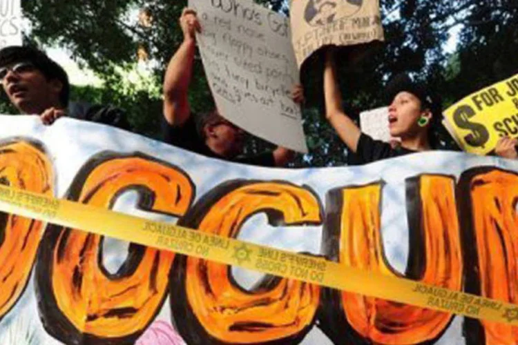 Ativistas manifestam apoio ao movimento em Los Angeles: a página na web "Occupywriters" mostra o apoio da novelista Jennifer Egan, o roteirista de comics britânico Neil Gaiman (Frederic J. Brown/AFP)