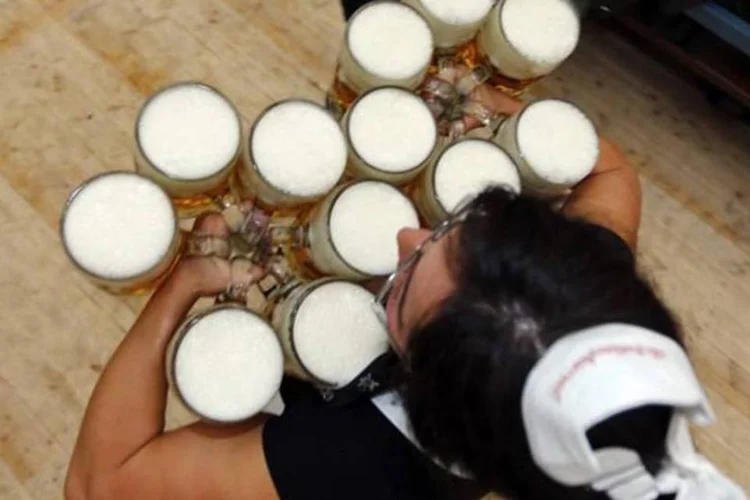 Garçonete carrega canecas de cerveja durante Octoberfest em Munique, na Alemanha, em 22 de setembro de 2012 (REUTERS/Michael Dalder)