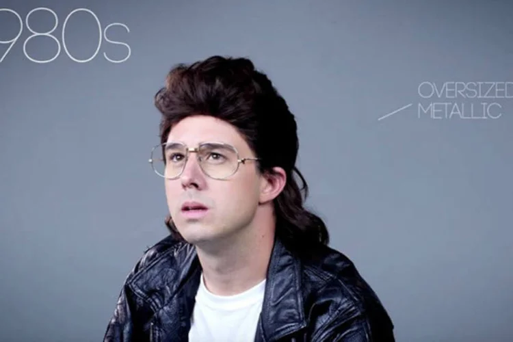 Homem de óculos em vídeo do BuzzFeed (Reprodução/ Youtube)