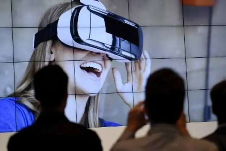 Visitantes assistem à apresentação das Gear VR, óculos de realidade virtual da Samsung (Tobias Schwarz/AFP)
