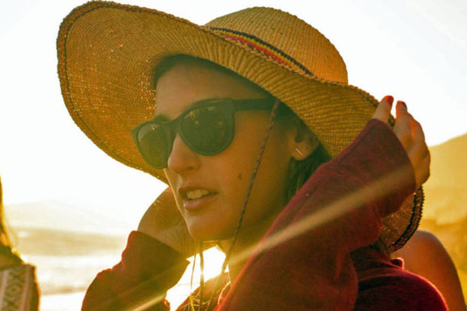 Este é o 1º óculos de sol do mundo feito de redes de pesca
