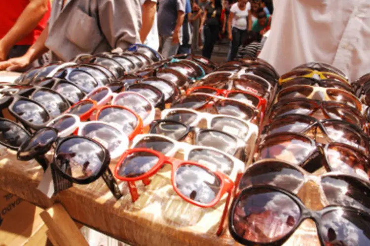 Óculos falsificados na região da Rua 25 de Março, em São Paulo (ALEXANDRE BATTIBUGLI)
