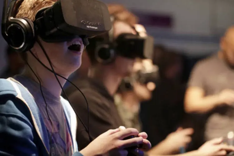
	Gamers usando aparelho de realidade aumentada, fabricado pela Oculus VR: Facebook desembolsou US$ 2 bilh&otilde;es pela companhia
 (Matthew Lloyd/Bloomberg)