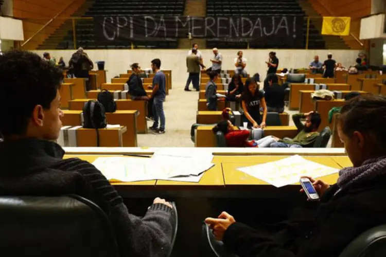 
	Ocupa&ccedil;&atilde;o: os estudantes prometem permanecer no local at&eacute; que a CPI seja instaurada
 (Rovena Rosa/Agência Brasil)