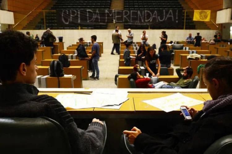 
	Ocupa&ccedil;&atilde;o: os estudantes prometem permanecer no local at&eacute; que a CPI seja instaurada
 (Rovena Rosa/Agência Brasil)