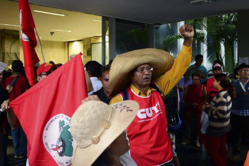 Manifestantes ocupam portaria do Ministério da Fazenda