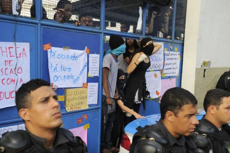 
	Ocupa&ccedil;&atilde;o: os estudantes querem melhorias na infraestrutura das escolas, vota&ccedil;&atilde;o universal para diretores e mais passes de &ocirc;nibus
 (Fernando Frazão/Agência Brasil)