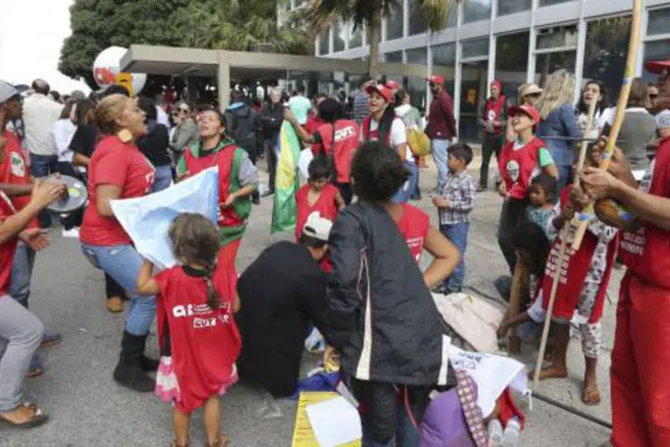 
	MEC: eles protestam contra medidas do governo que podem afetar a destina&ccedil;&atilde;o de recursos para educa&ccedil;&atilde;o e comprometer a qualidade do ensino p&uacute;blico
 (Valter Campanato/Agência Brasil)