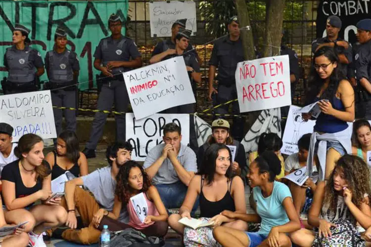 
	Contra o fechamento: outra reivindica&ccedil;&atilde;o &eacute; a puni&ccedil;&atilde;o de policiais militares que tenham cometido eventuais abusos durante as manifesta&ccedil;&otilde;es
 (Rovena Rosa / Agência Brasil)