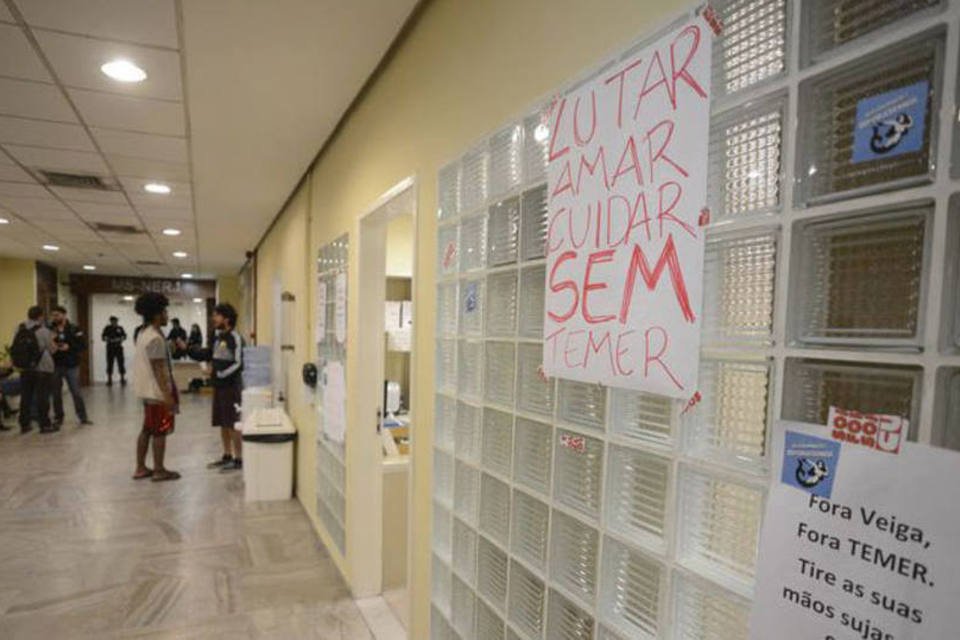 Manifestantes ocupam sede do Ministério da Saúde no Rio