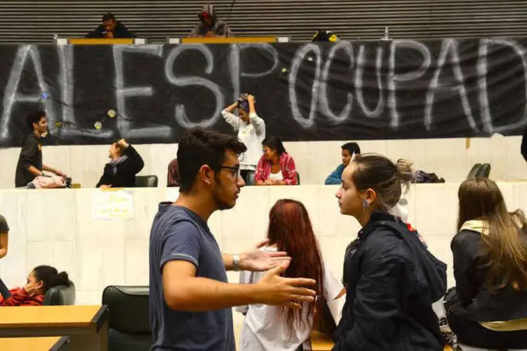 
	Grupo de estudantes secundaristas ocupa a Assembleia Legislativa do Estado de S&atilde;o Paulo em protesto pela instala&ccedil;&atilde;o da CPI da Merenda Escolar
 (Rovena Rosa/Agência Brasil)