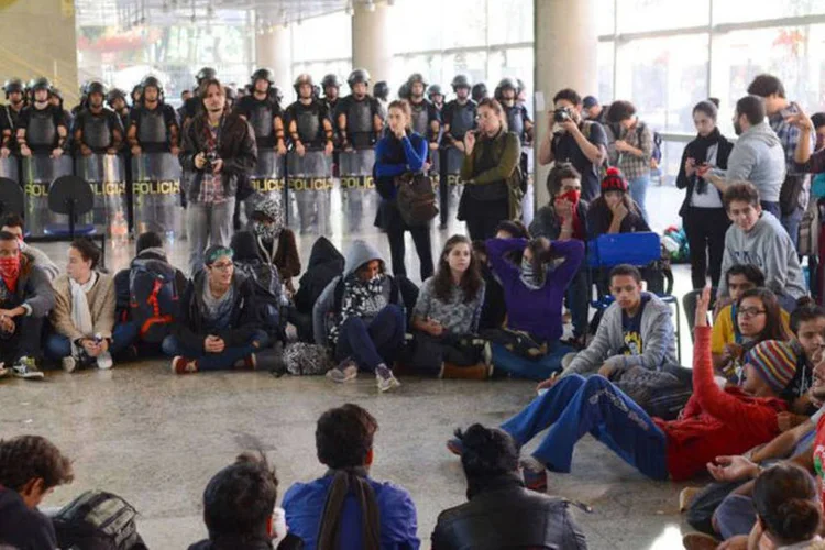 
	Ocupa&ccedil;&atilde;o: estudantes foram retirados do Centro Paula Souza, em S&atilde;o Paulo; PM n&atilde;o usou g&aacute;s nem balas de borracha, mas agrediu pessoas com cassetetes.
 (Rovena Rosa/Agência Brasil)