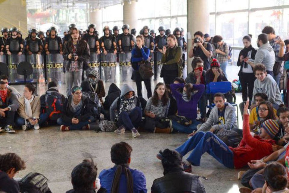 Choque retira estudantes à força do Centro Paula Souza