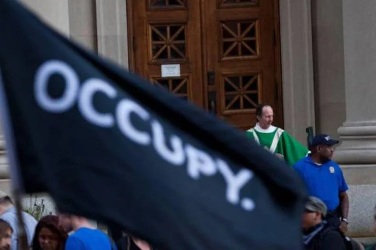 
	Bandeira do movimento &quot;Ocupe&quot; foi levada durante os protestos em Nova York
 (Andrew Burton/Getty Images)