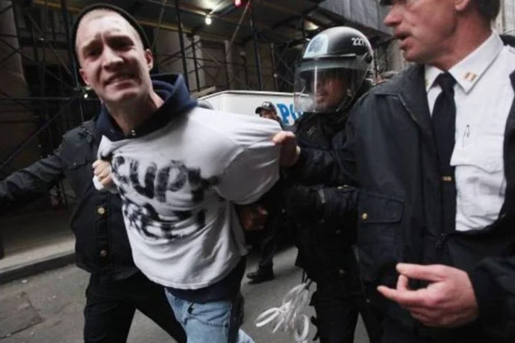 Dois policiais conduziram alguns dos manifestantes presos no ato do Ocupe Wall Street (Getty Images)