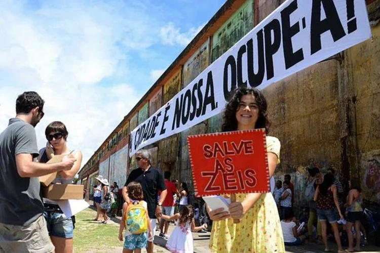 
	#Ocupe Estelita: os acampados estavam no local desde o dia 21 de maio
 (Wikimedia Commons/Direitos Urbanos/Divulgação)