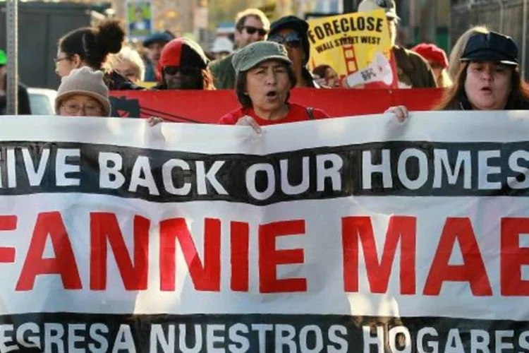 Manifestantes ocuparam uma propriedade desocupada e a ofereceram como abrigo para moradores de rua (Justin Sullivan/Getty Images)