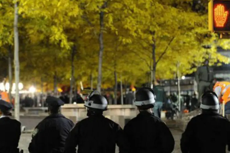 Policiais de NY observam o Zuccotti Park após a operação de desalojamento do OWS em novembro de 2011
 (Stan Honda/AFP)
