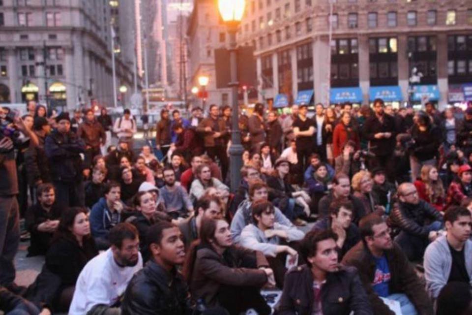 Manifestantes contra Wall Street saem de parque em NY