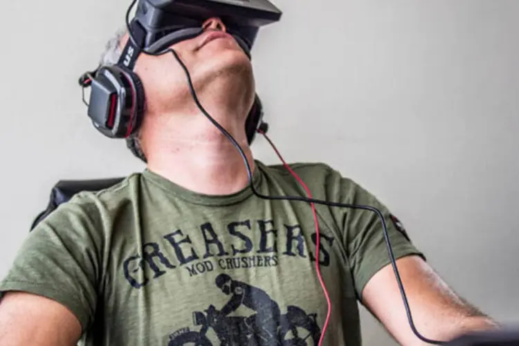 
	Realidade virtual: o conte&uacute;do &eacute; direcionado para usu&aacute;rios com dispositivos de realidade virtual como os da empresa Oculus Rift
 (Wikimedia Commons)