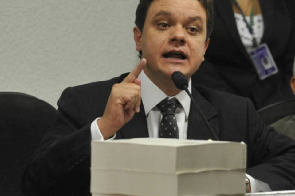 
	O relator da CPI do Cachoeira, Odair Cunha (PT-MG): o relat&oacute;rio de Cunha foi rejeitado por 18 votos a 16 e fez com que a CPMI encerasse os trabalhos sem um documento final
 (Abr)