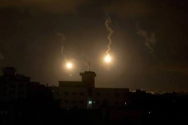 
	Sinalizadores israelenses na Faixa de Gaza, durante opera&ccedil;&atilde;o terrestre
 (Mahmud Hams/AFP)