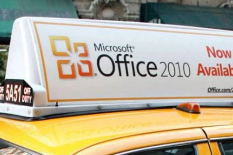 Anúncios em táxis de Nova York divulgam disponibilidade do Office 2010 (.)