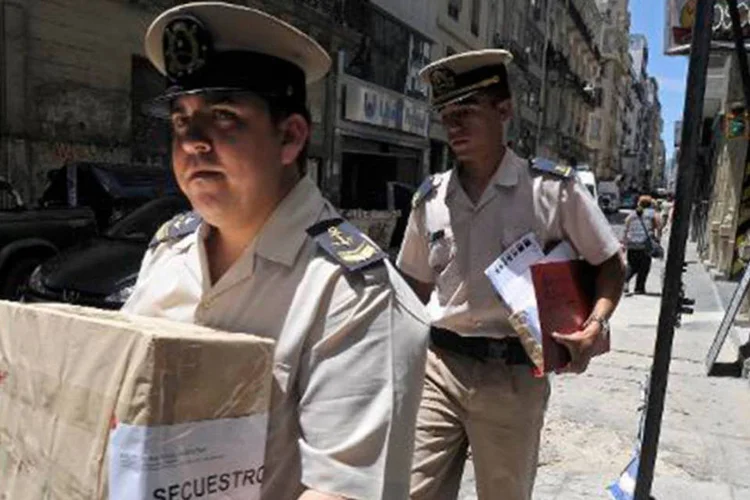 Oficiais transportam evidências relacionadas ao caso da morte do promotor Alberto Nisman em 23 de janeiro em Buenos Aires
 (Alejandro Pagni/AFP)