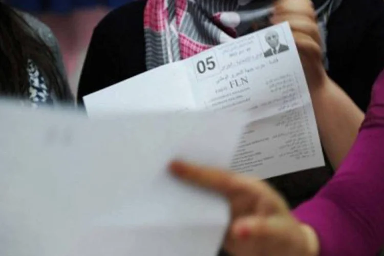 Oficiais contam votos na Argélia: com 47,6%, o FLN ficou perto da maioria absoluta dos votos (Farouk Batiche/AFP)