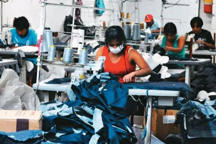 Oficina com imigrantes ilegais: a produção de jeans para a Zara usava trabalho considerado escravo (MPT/Campinas)