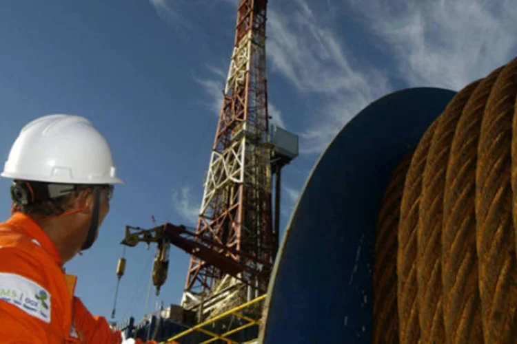 
	Plataforma de petr&oacute;leo da OGX: Tubar&atilde;o Azul produziu 105.513 barris de petr&oacute;leo em fevereiro (3.768 barris/dia) em testes
 (Divulgação)