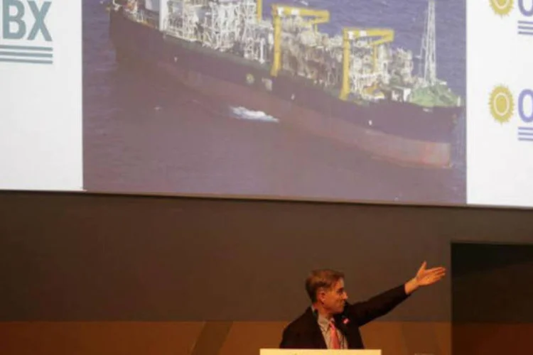 
	Eike Batista durante cerim&ocirc;nia da OGX: empres&aacute;rio informou que n&atilde;o pretende se desfazer de mais a&ccedil;&otilde;es
 (Ricardo Moraes/Reuters)