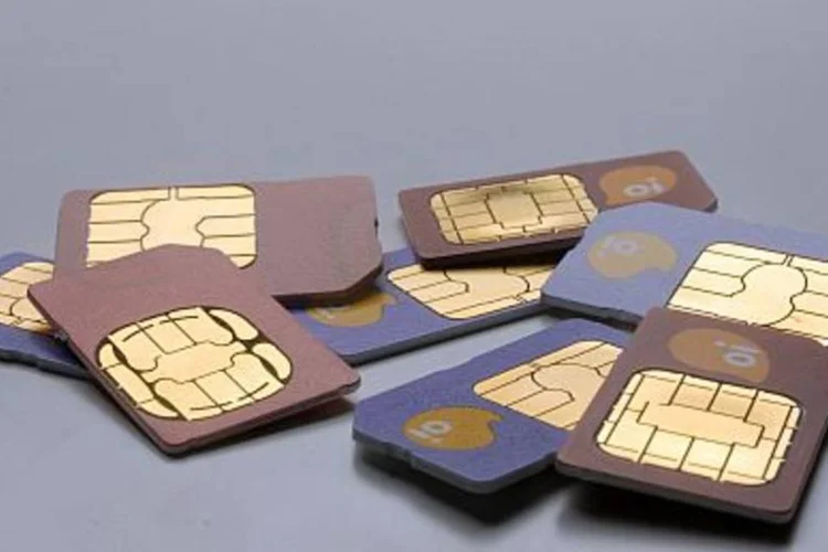 
	Chips de celular: os cart&otilde;es SIM s&atilde;o feitos de chips que identificam de forma individual celulares e cart&otilde;es de dados de computador em uma rede
 (.)