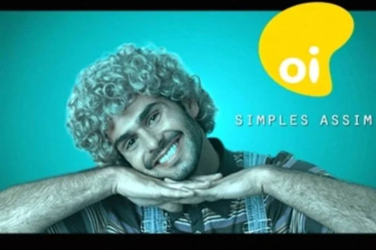 Comercial termina com uma assinatura de um homem de cachinhos louros que fala para a câmera "Oi" e, em off, ouve-se somente um do apresentador: "Cara de pau" (.)