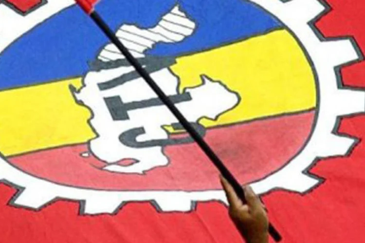 Militante da Confederação de Trabalhadores da Venezuela (CTV), maior sindicato do país, na capital, Caracas (.)