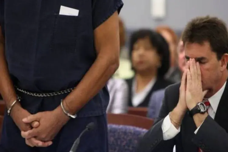 O. J. Simpsom (em pé) em outro julgamento: equipe de acusação suspeita que costura da luva foi modificada (Getty Images)
