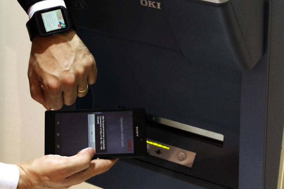 OKI no Smartwatch 3: com o app da empresa, o usuário pode fazer o saque via conexão NFC em caixas eletrônicos (Divulgação/OKI)