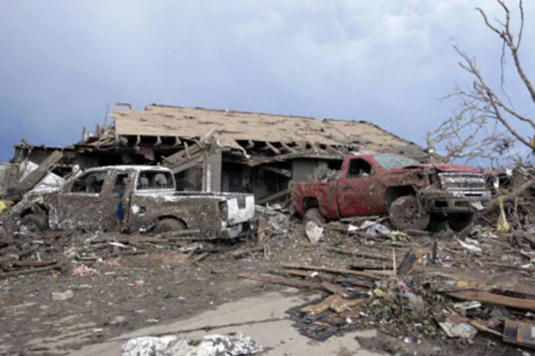 
	Tornado em Oklahoma, Estados Unidos:&nbsp;por volta de 29.000 pessoas permaneciam sem energia el&eacute;trica nesta ter&ccedil;a, de acordo com o OG&amp;E, o servi&ccedil;o de utilidade p&uacute;blica local.
 (GettyImages)